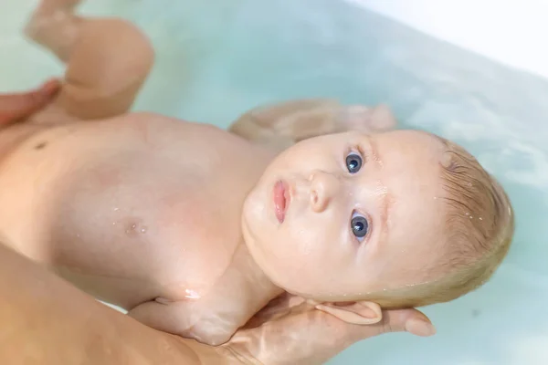 Baby Het Baden Badkamer Selectieve Focus Mensen — Stockfoto