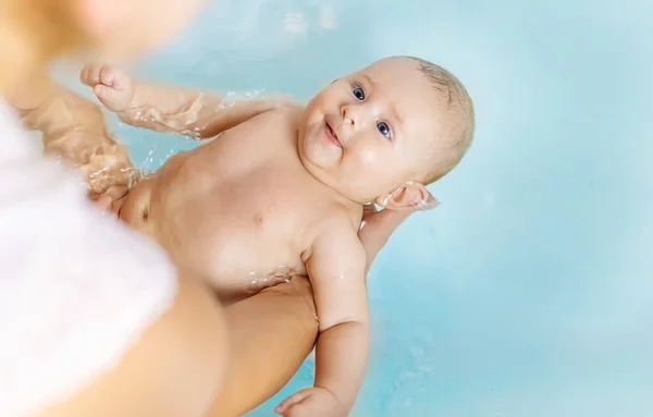 Bebé Después Bañarse Baño Enfoque Selectivo Gente —  Fotos de Stock