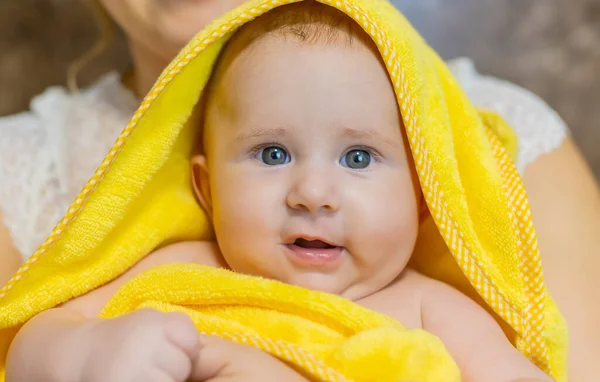 Bebê Depois Tomar Banho Uma Toalha Foco Seletivo Pessoas — Fotografia de Stock