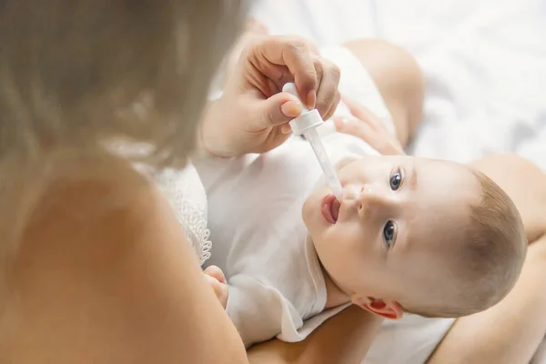 Mutter Gibt Baby Medikamente Gegen Koliken Selektiver Fokus Menschen — Stockfoto