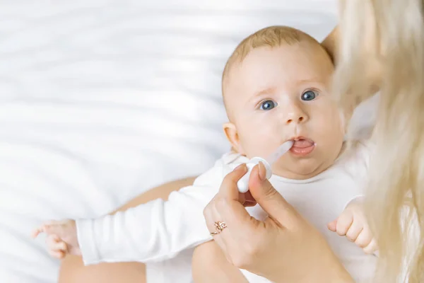 Madre Medicina Bambino Coliche Concentrazione Selettiva Persone — Foto Stock