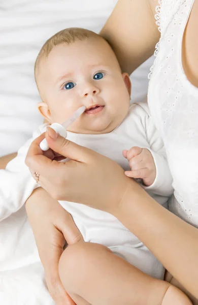 Madre Medicina Bambino Coliche Concentrazione Selettiva Persone — Foto Stock