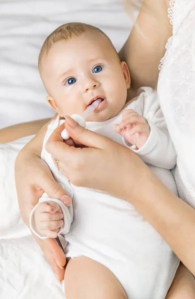 Madre Medicina Bambino Coliche Concentrazione Selettiva Persone — Foto Stock