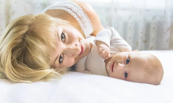 Mutter Mit Baby Auf Hellem Hintergrund Selektiver Fokus Menschen — Stockfoto