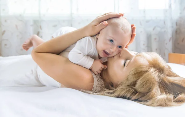 Madre Con Bambino Sfondo Chiaro Concentrazione Selettiva Persone — Foto Stock