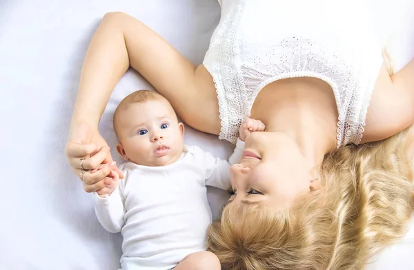 Moeder Met Baby Een Lichte Achtergrond Selectieve Focus Mensen — Stockfoto