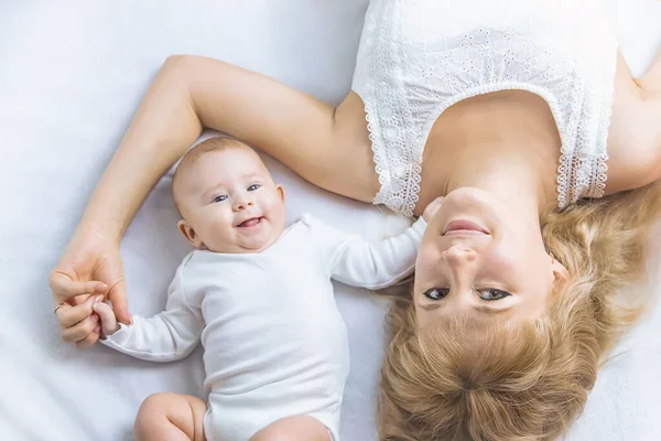 Işıklı Arka Planda Bebeği Olan Anne Seçici Odaklanma Nsanlar — Stok fotoğraf