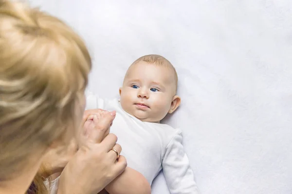 Mutter Mit Baby Auf Hellem Hintergrund Selektiver Fokus Menschen — Stockfoto