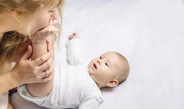 Mãe Com Bebê Fundo Leve Foco Seletivo Pessoas — Fotografia de Stock