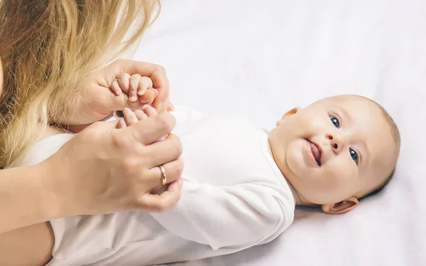 Madre Con Bebé Sobre Fondo Claro Enfoque Selectivo Gente — Foto de Stock