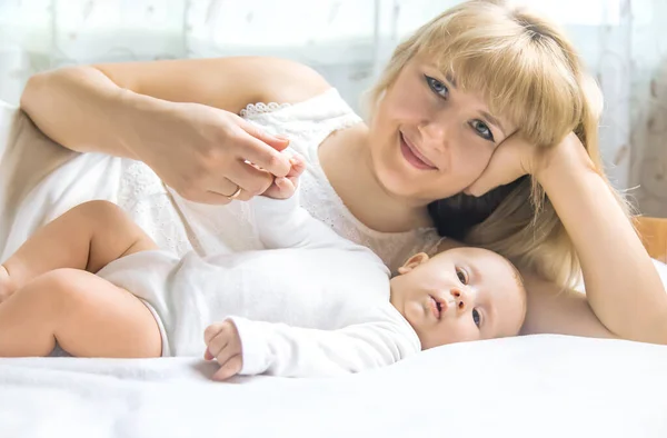 Işıklı Arka Planda Bebeği Olan Anne Seçici Odaklanma Nsanlar — Stok fotoğraf