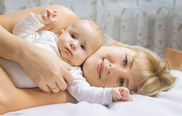 Mutter Mit Baby Auf Hellem Hintergrund Selektiver Fokus Menschen — Stockfoto