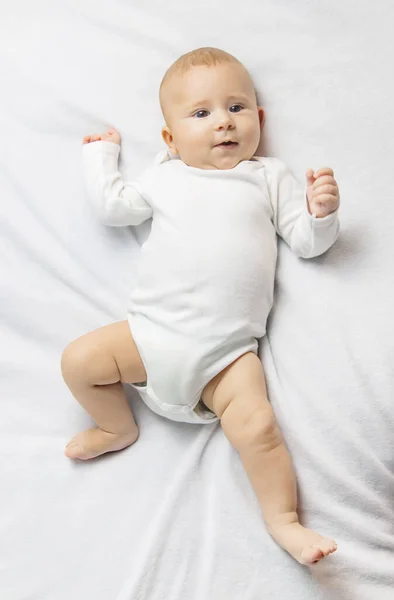 Kleine Baby Een Lichte Achtergrond Selectieve Focus Mensen — Stockfoto