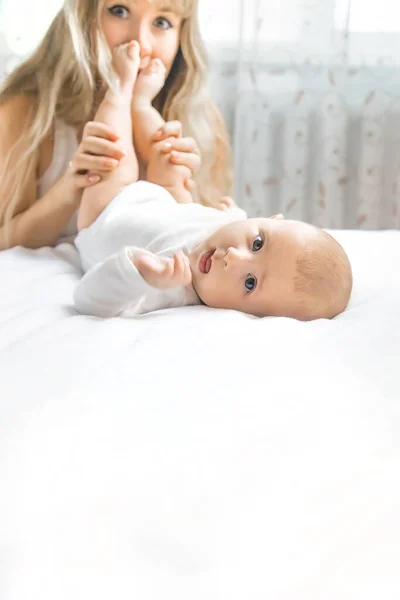 Mutter Mit Baby Auf Hellem Hintergrund Selektiver Fokus Menschen — Stockfoto