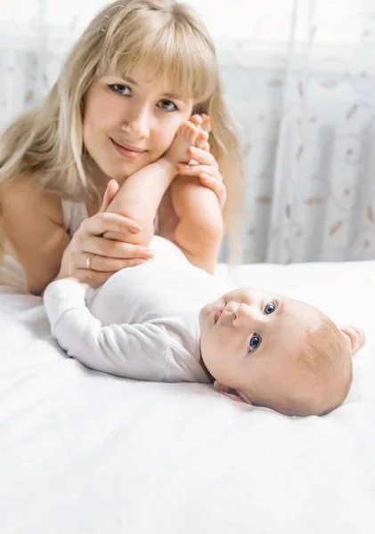 Işıklı Arka Planda Bebeği Olan Anne Seçici Odaklanma Nsanlar — Stok fotoğraf