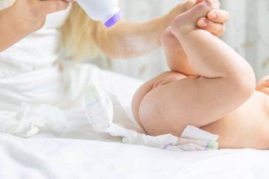 Anne bebeğin bezini değiştiriyor. Seçici odaklanma. İnsanlar.