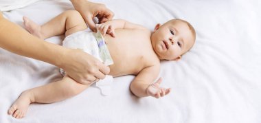 Anne bebeğin bezini değiştiriyor. Seçici odaklanma. İnsanlar.