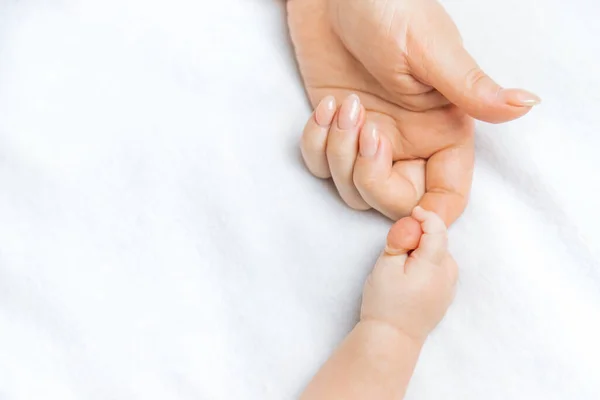 Madre Sostiene Mano Del Bebé Enfoque Selectivo Gente — Foto de Stock