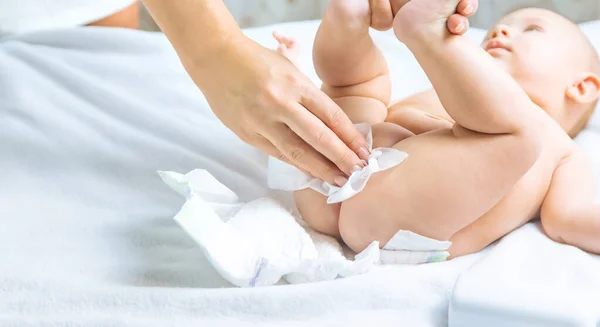 Die Mutter Wechselt Die Windel Des Babys Selektiver Fokus Menschen — Stockfoto