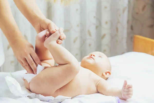 Madre Cambia Pañal Del Bebé Enfoque Selectivo Gente — Foto de Stock