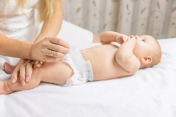 Die Mutter Wechselt Die Windel Des Babys Selektiver Fokus Menschen — Stockfoto