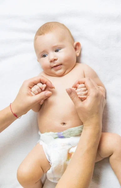 Mãe Massagem Bebê Cama Foco Seletivo Pessoas — Fotografia de Stock