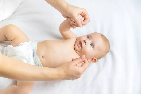 Mãe Massagem Bebê Cama Foco Seletivo Pessoas — Fotografia de Stock