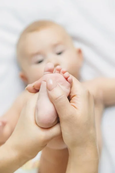 Mother Keeps Baby Leg Home Selective Focus People — Stock Photo, Image