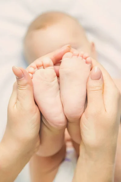 Mother Keeps Baby Leg Home Selective Focus People — Stock Photo, Image