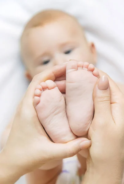 Die Mutter Behält Das Bein Des Babys Hause Selektiver Fokus — Stockfoto
