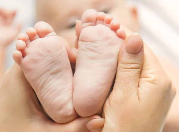 Mother Keeps Baby Leg Home Selective Focus People — Stock Photo, Image