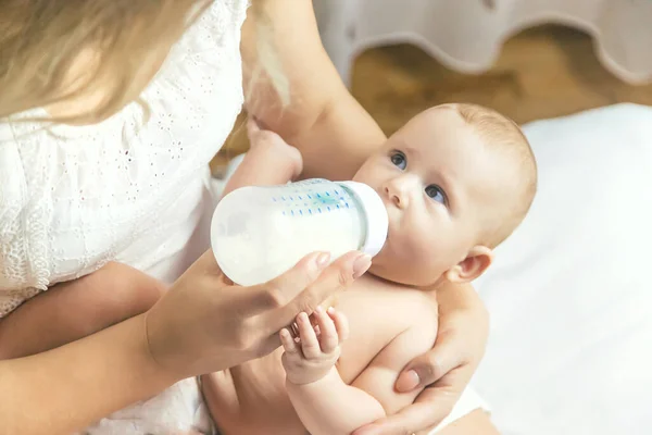 Mamá Alimenta Bebé Con Biberón Enfoque Selectivo Gente — Foto de Stock