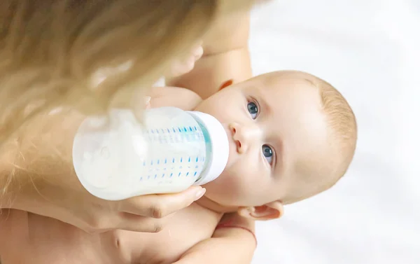 Mama Karmi Dziecko Butelką Wybiórcze Skupienie Ludzie — Zdjęcie stockowe