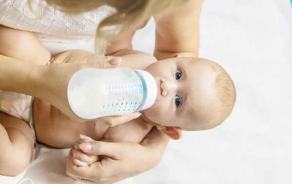 Mamá Alimenta Bebé Con Biberón Enfoque Selectivo Gente — Foto de Stock