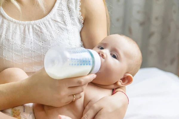 Mamá Alimenta Bebé Con Biberón Enfoque Selectivo Gente — Foto de Stock