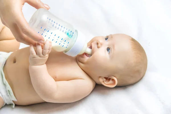 Mamá Alimenta Bebé Con Biberón Enfoque Selectivo Gente — Foto de Stock