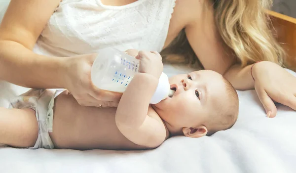 Mamá Alimenta Bebé Con Biberón Enfoque Selectivo Gente — Foto de Stock