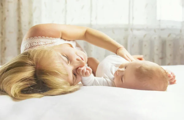 Moeder Met Baby Een Lichte Achtergrond Selectieve Focus Mensen — Stockfoto