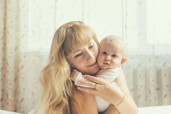 Madre Con Bambino Sfondo Chiaro Concentrazione Selettiva Persone — Foto Stock
