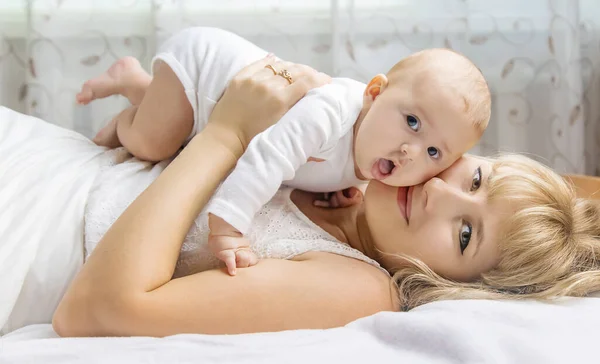 Madre Con Bambino Sfondo Chiaro Concentrazione Selettiva Persone — Foto Stock