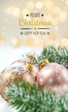 Noel arkaplanı ve güzel bir dekor. Yeni yıl. Seçici odaklanma. Tatil.