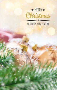 Noel arkaplanı ve güzel bir dekor. Yeni yıl. Seçici odaklanma. Tatil.