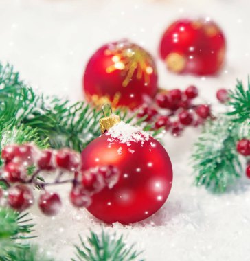 Noel arkaplanı ve güzel bir dekor. Yeni yıl. Seçici odaklanma. Tatil.