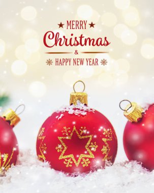 Noel arkaplanı ve güzel bir dekor. Yeni yıl. Seçici odaklanma. Tatil.