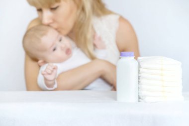 Anne arka planda bebeğin altını değiştiriyor. Seçici odaklanma. insanlar.