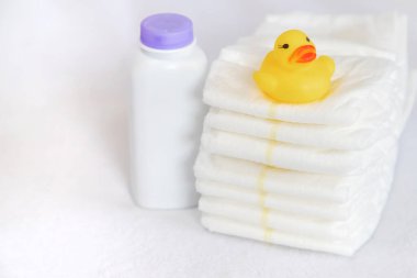 Arka planda bebek bezi ve pudra var. Seçici odaklanma. aksesuarlar