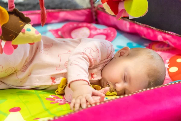Baby Speelde Viel Slaap Met Speelgoed Selectieve Focus Mensen — Stockfoto