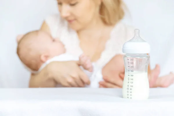 Madre Alimenta Bebé Con Biberón Enfoque Selectivo Gente — Foto de Stock