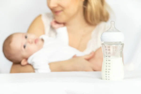 Madre Alimenta Bebé Con Biberón Enfoque Selectivo Gente — Foto de Stock