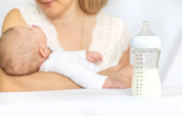 母亲用瓶子喂婴儿 有选择的重点 — 图库照片